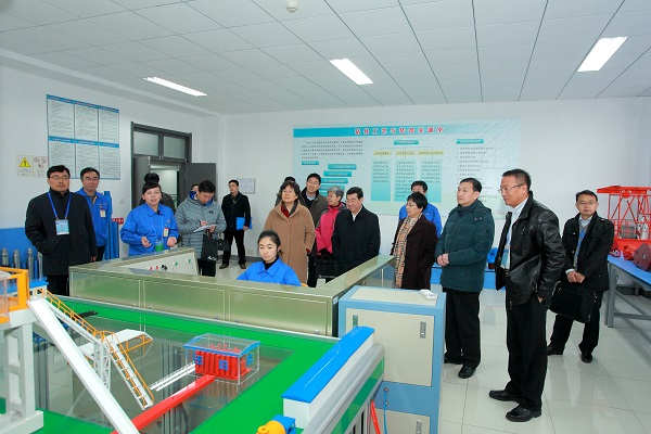 安全环保与节能技术中心主任赵东风陪同与会领导参观石油工业训练中心